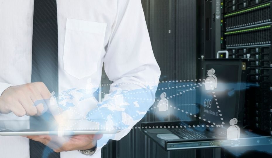 mãos de um homem manuseando informações no notebook