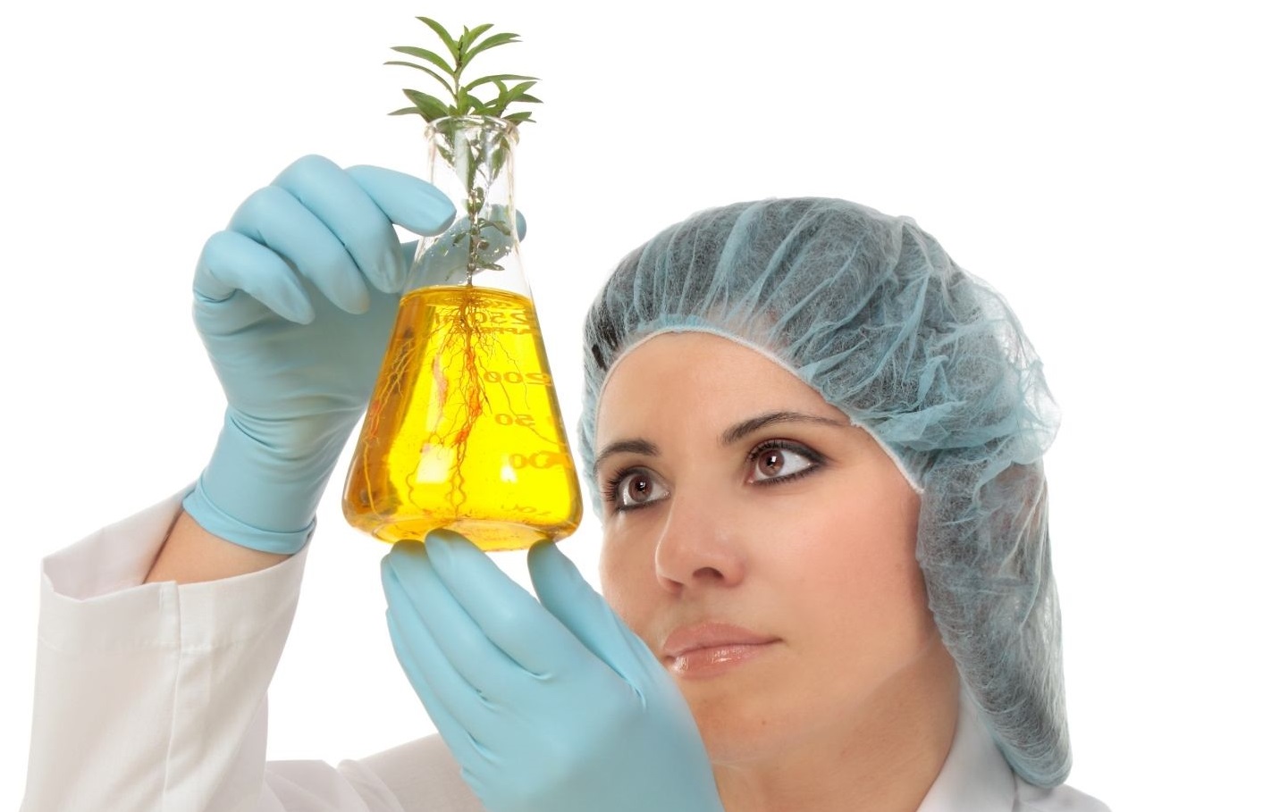 mulher segurando planta em laboratório
