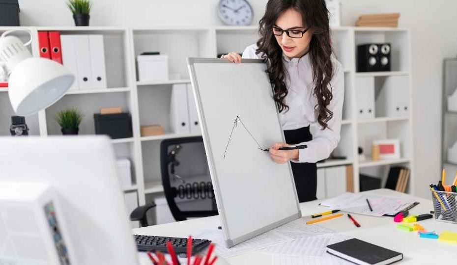 mulher apresentando gráfico