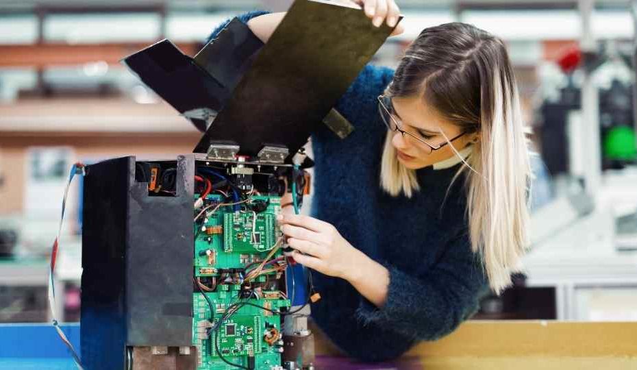 estudante manuseando projeto de robótica