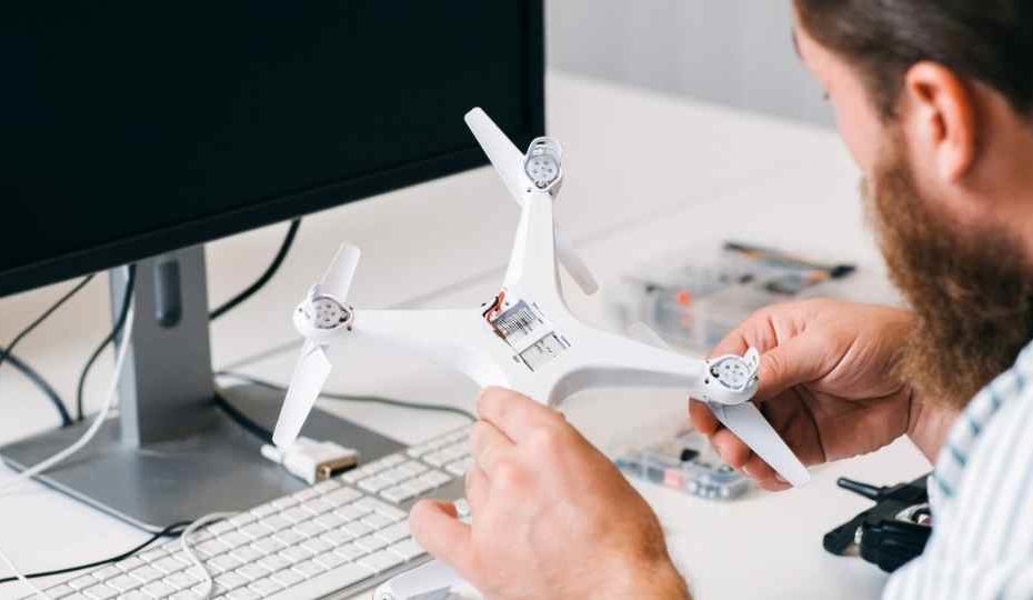 rapaz manuseando drone e computador