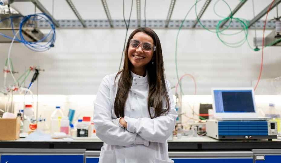 mulher no laboratório