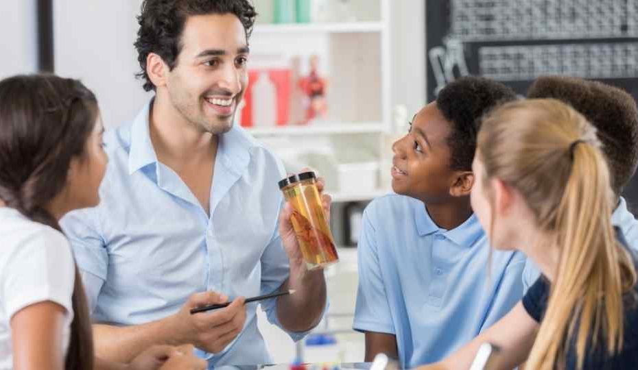 professor com alunos em sala