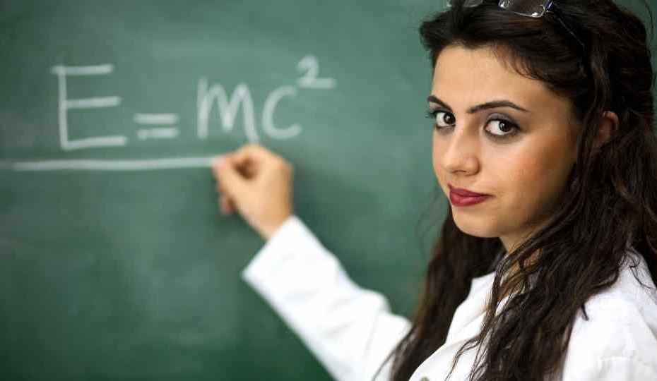 professora em quadro negro