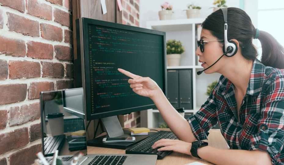 mulher utilizando programação no computador